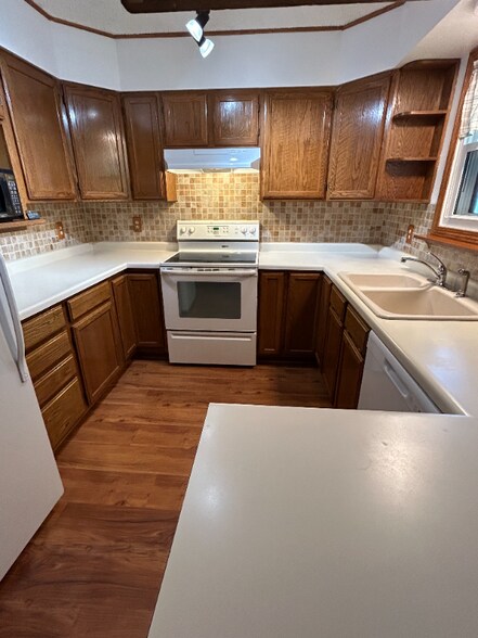 Building Photo - 1307 3rd West Hill Dr
