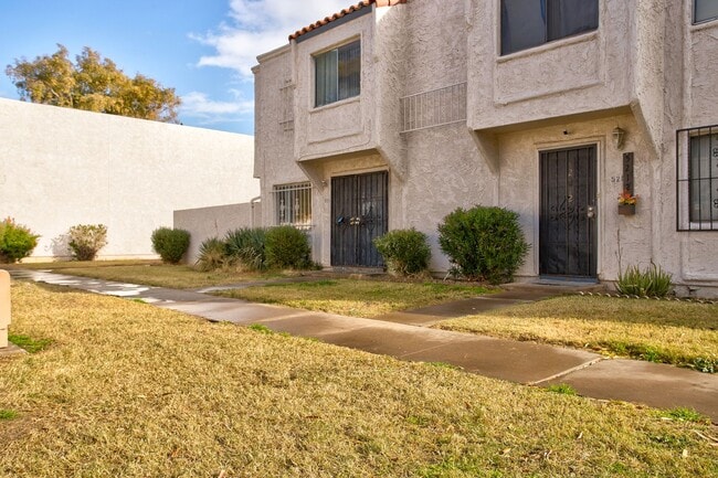 Building Photo - Wonderful Townhome centrally located.  Kit...