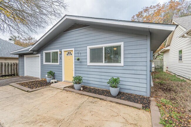 Primary Photo - 8 Spalding Cir