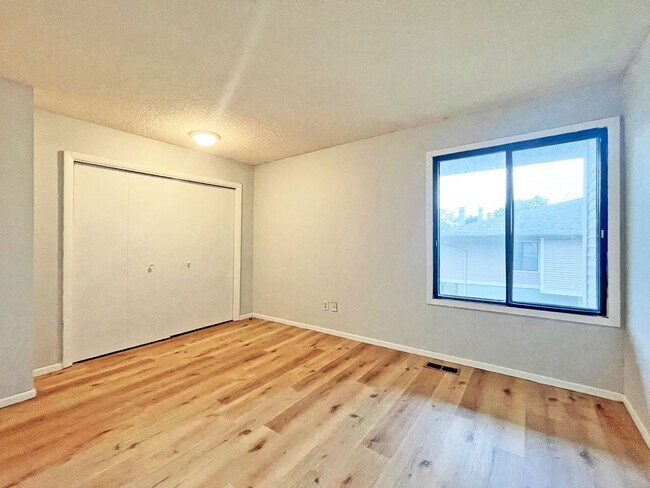 Building Photo - Spacious End-Unit Townhome with Fireplace, Family Room, 2-car Garage, Community Pool & Playground...