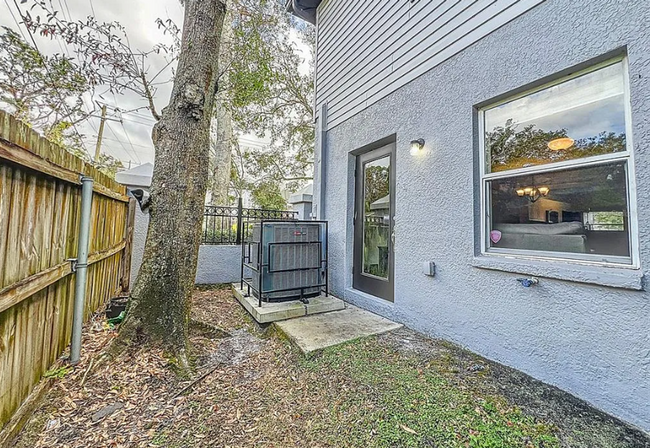 Building Photo - Charming 2-Bedroom, 1 Bathroom Townhome in...