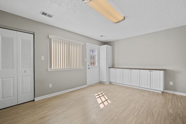 Building Photo - 4421 Smokey Lake Dr