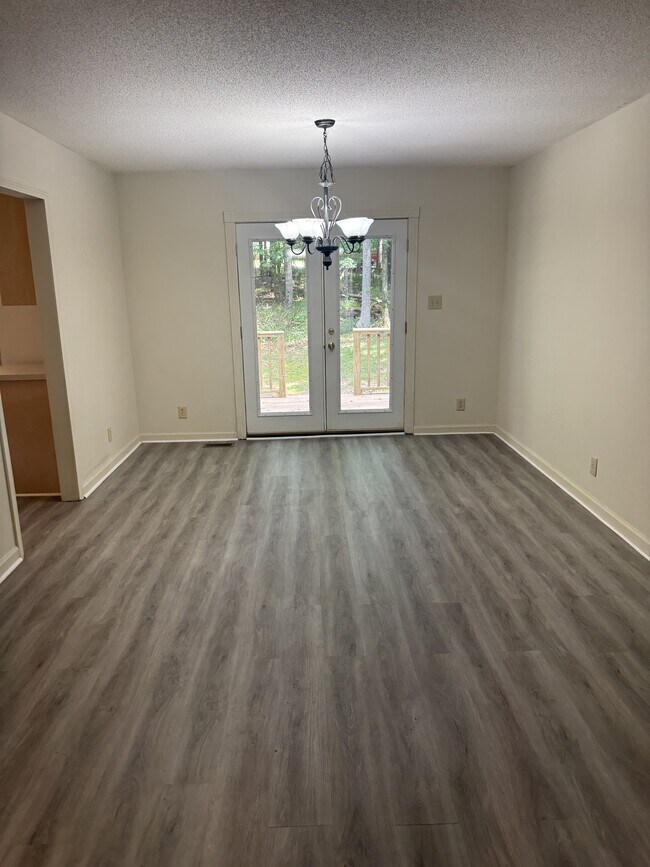 Building Photo - 112 Oak Leaf Cir
