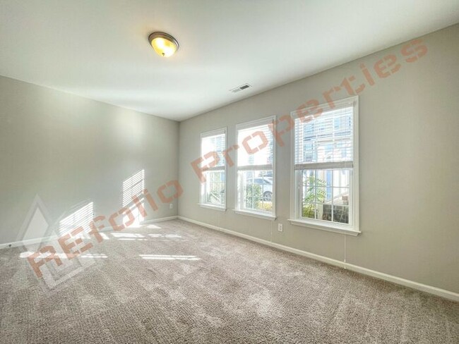 Building Photo - Beautiful End Unit 3 Story 4 bedroom, 3.5 ...