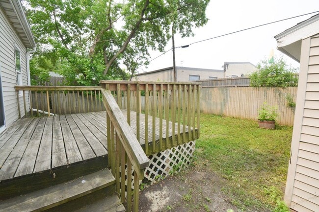 Building Photo - Adorable 2 bedroom home with garage just b...