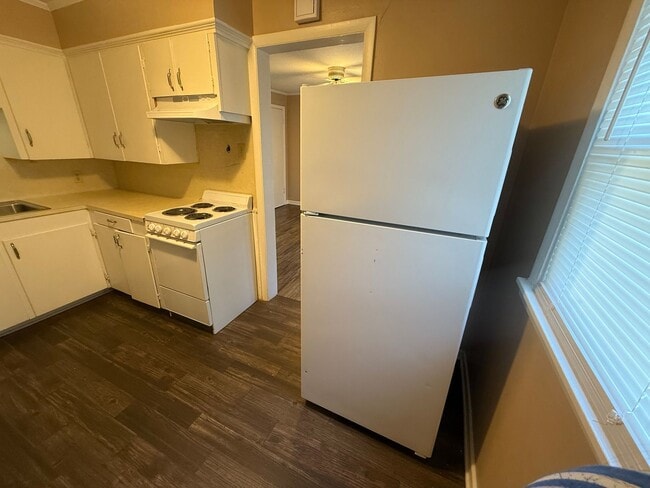 Building Photo - 1-bed/1-bath Duplex!