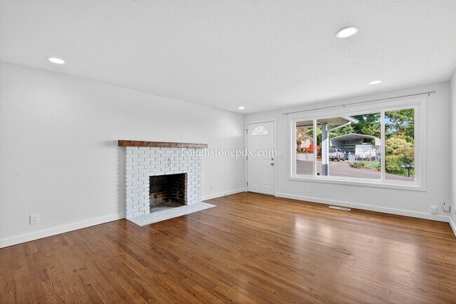 Building Photo - Charming West Linn Home with Stunning Mt. ...