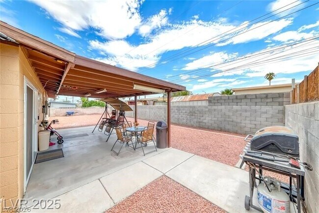 Building Photo - 861 E Hacienda Ave