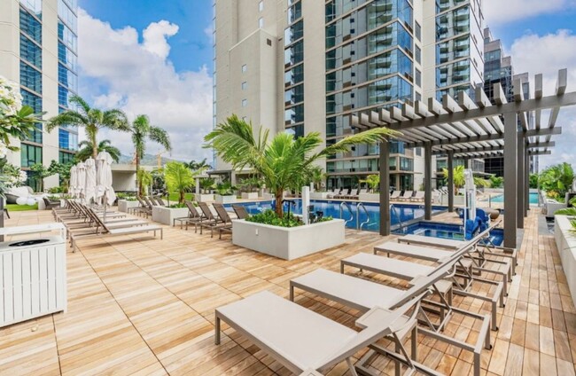 Building Photo - Sky Ala Moana West 1 bedroom, 1 bathroom l...