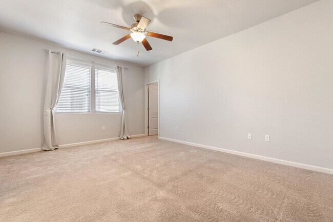 Building Photo - Spacious 3/3 Townhouse in North Clovis