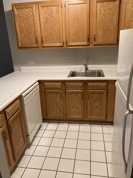 Building Photo - 5800 Oakwood Dr