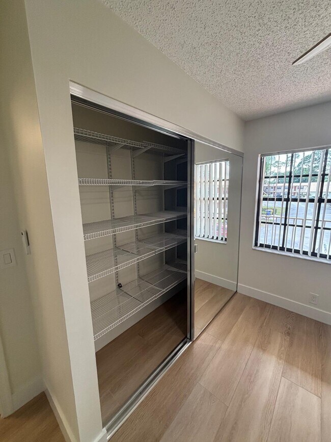 Building Photo - 4273 Oak Terrace Dr