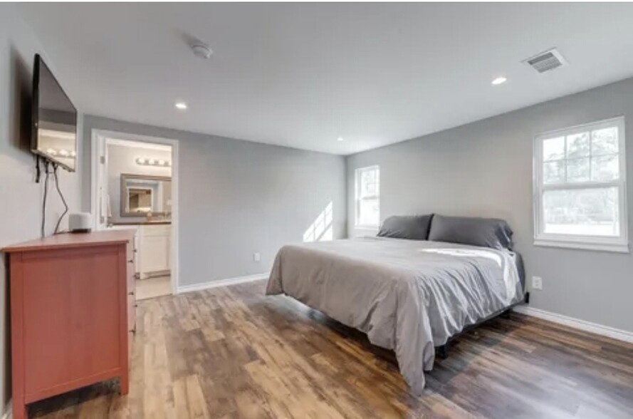 Master bedroom with his and her closets - 4327 Ohio Garden Rd