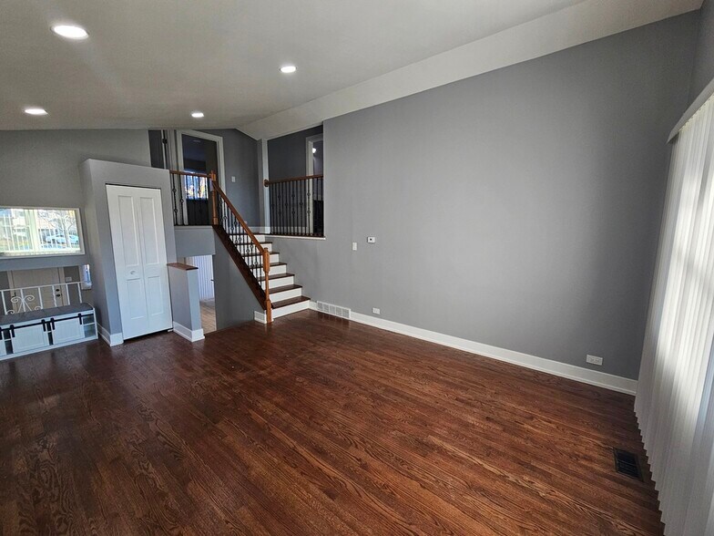 Building Photo - 1535 E Jane Ave