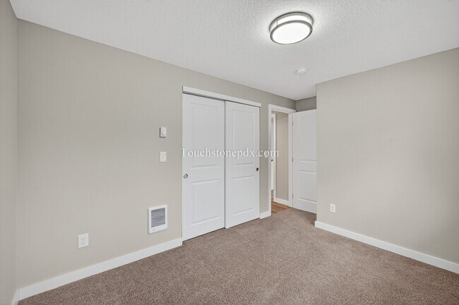 Building Photo - 119 SE Sweetbriar Ln