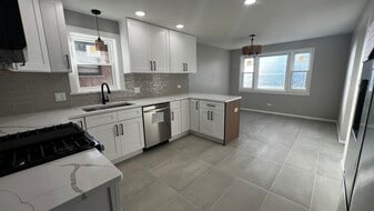 Building Photo - 552 Manistee Ave