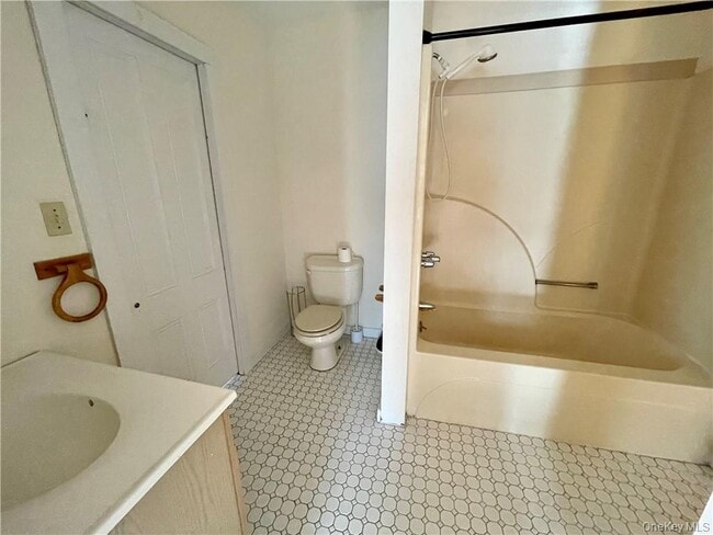 Building Photo - 17 Ribbecke Hill Rd