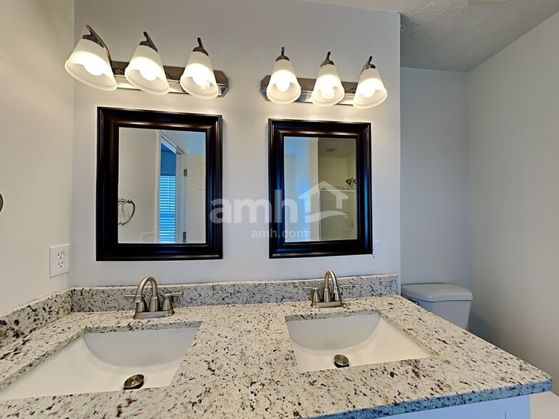 Building Photo - 2648 Sutherland Dr