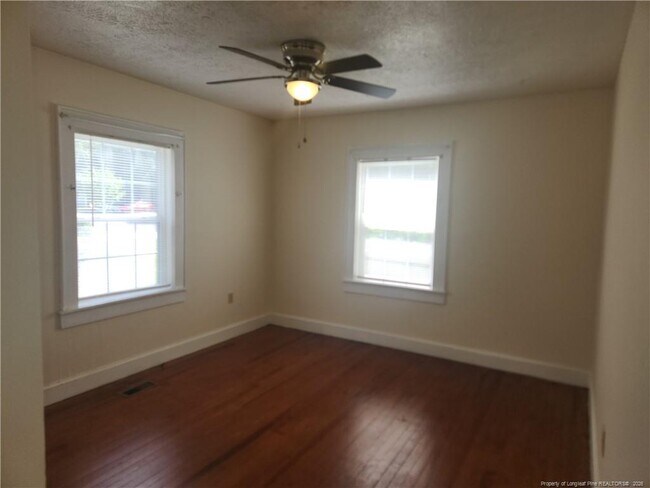 Building Photo - 227 Pinecrest Dr