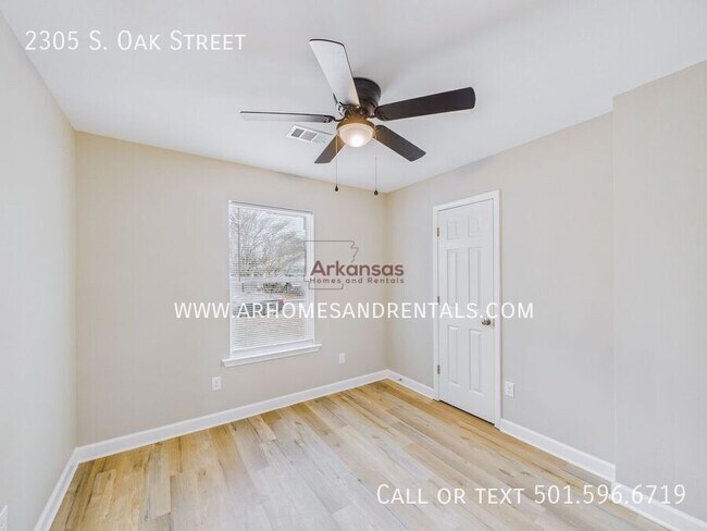 Building Photo - 2305 S Oak St