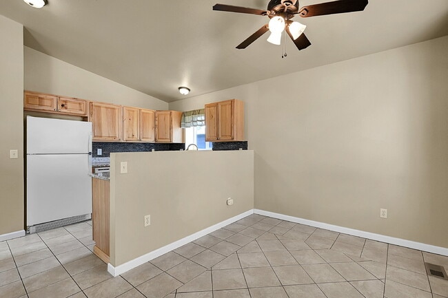 Building Photo - $2,095, 3 bed, 2 bath, located in Colorado...
