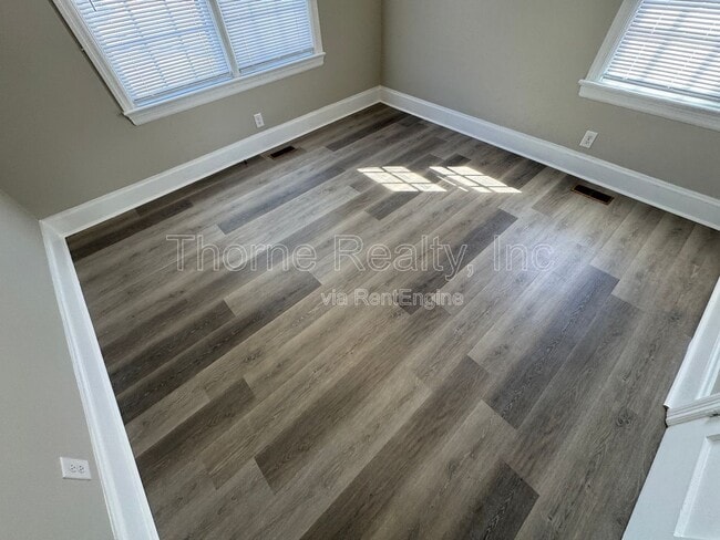 Building Photo - 913 Paul St