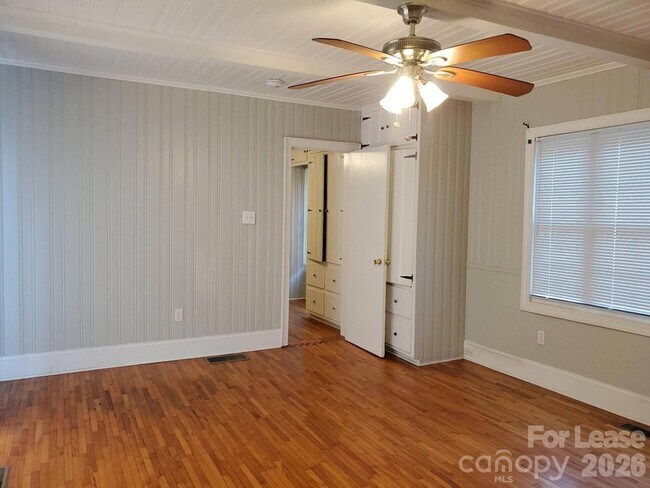 Building Photo - 1506 Wayside Dr