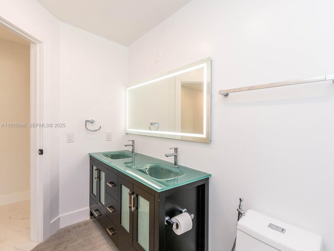 Building Photo - 381 Cameron Dr