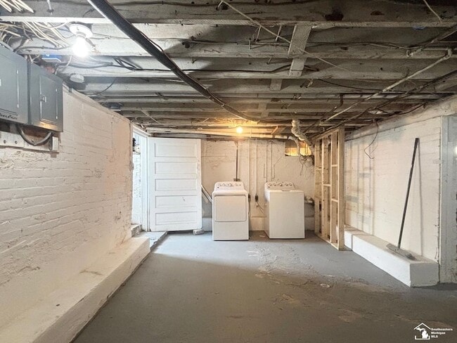 Building Photo - 240 Ford Ave