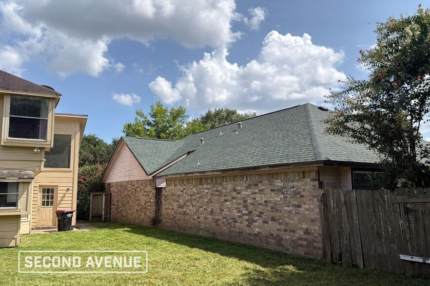 Building Photo - 8502 Elm Lake Dr