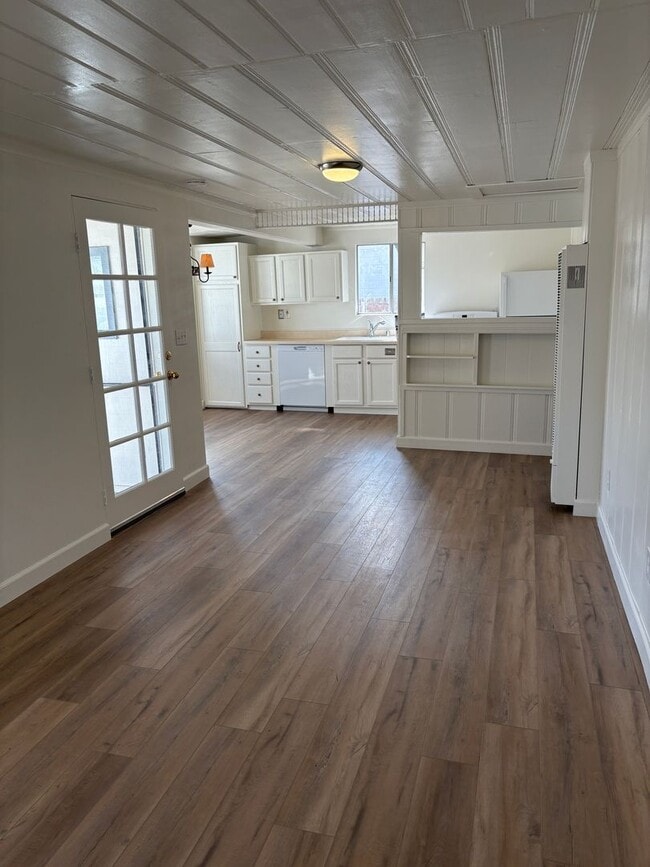 Building Photo - 1 + 1 Cottage  with Bonus Room, East End V...