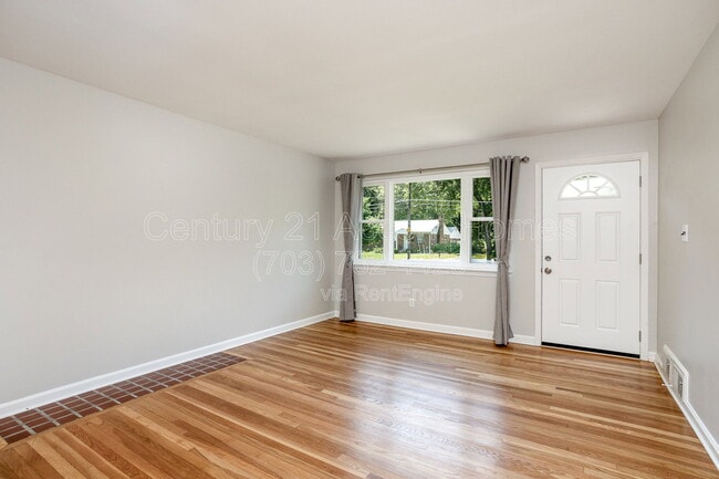 Building Photo - 3233 Holly Hill Dr