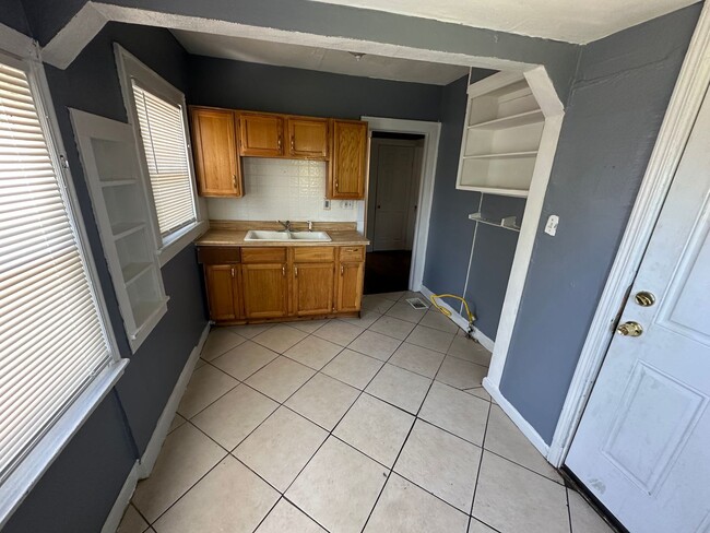 Building Photo - 2 Bedroom 1 Bath