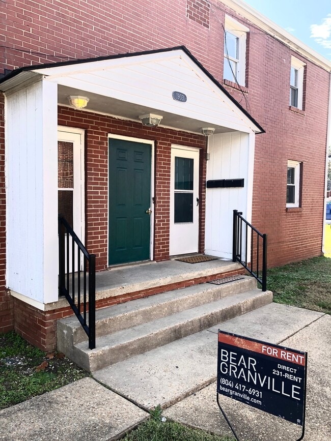 Building Photo - Can't beat this price- walk to the Fan and...