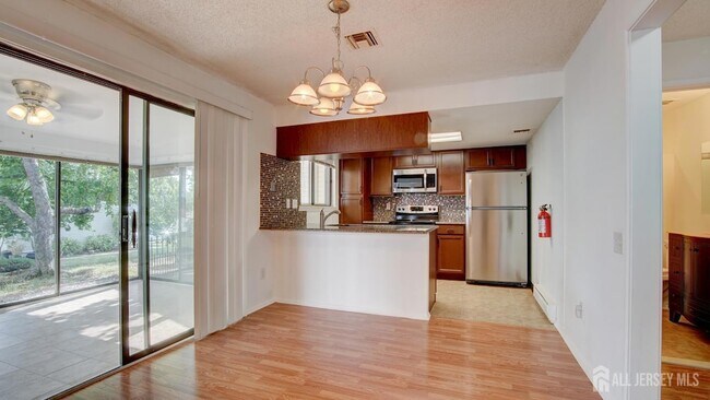 Building Photo - 94C Salix Plaza