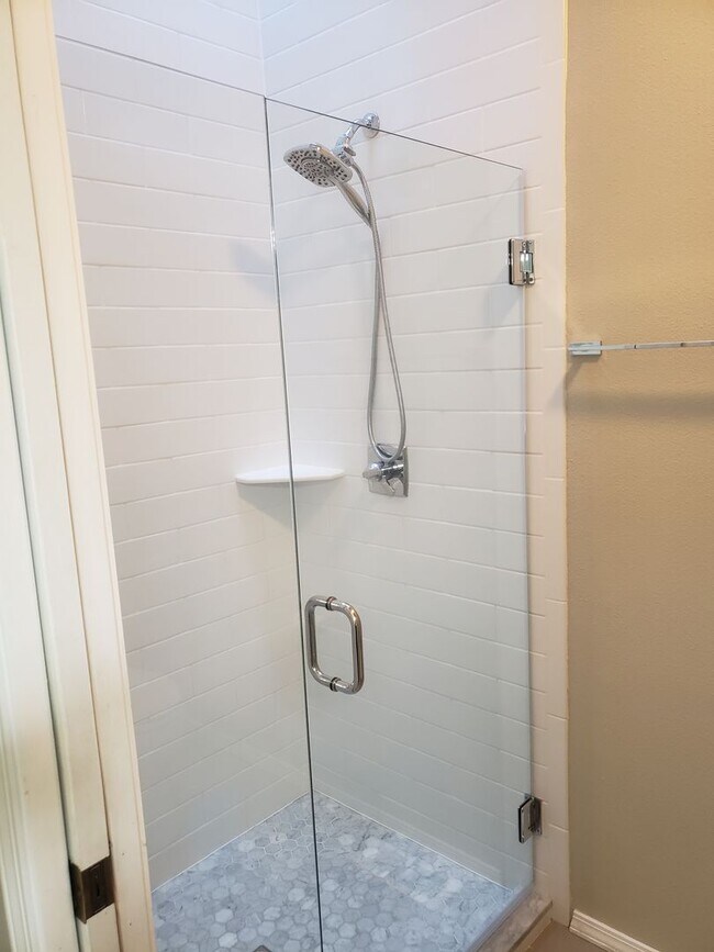 Building Photo - Wonderful John's Landing Updated Townhouse...