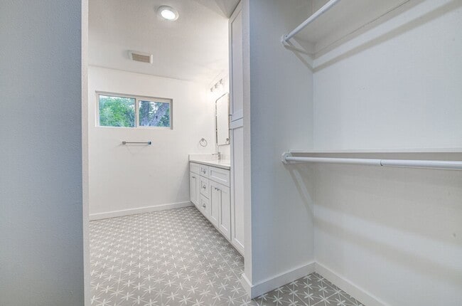 Building Photo - Fully Rebuilt 3BD Gem with Designer Finish...