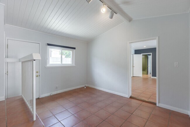 Building Photo - Spacious 5-Bedroom, 3-Bath Home with Pool ...