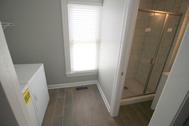 Building Photo - 3 bed 2 bath Campus Rental