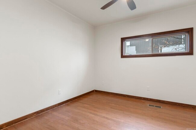 Building Photo - 315 N Summit St