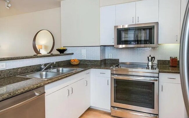 Building Photo - Lovely one bedroom, one bath condo, that has been recently updated with fresh paint.