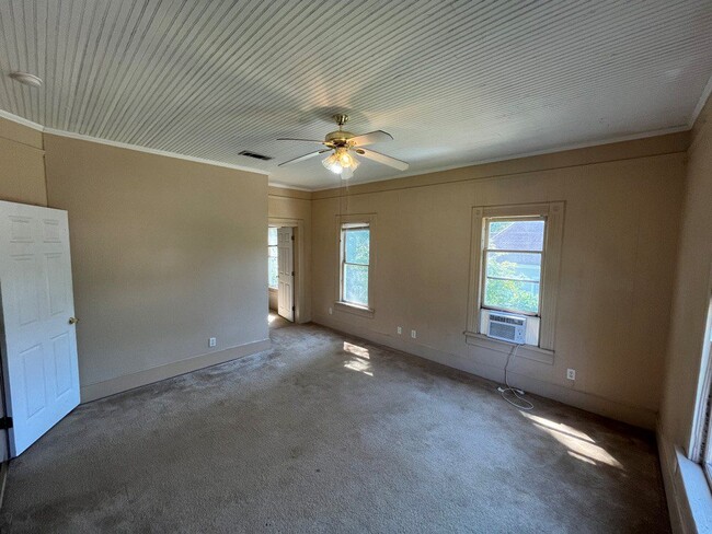 Building Photo - 601 S Fredonia St