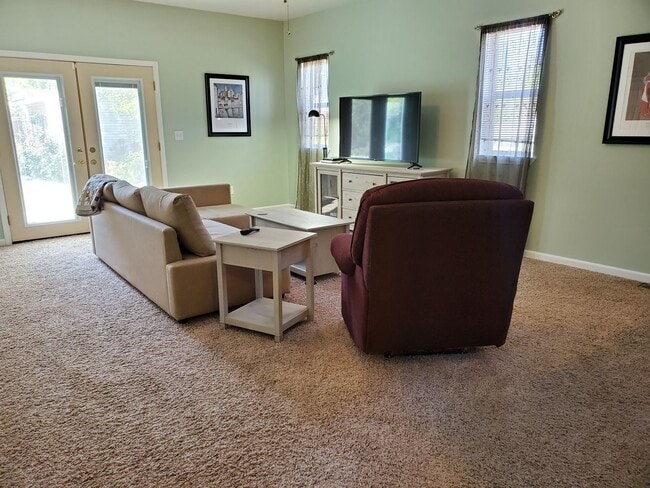 Building Photo - Spacious South Hill Home