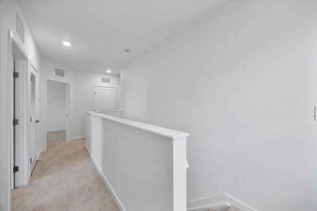 Building Photo - 713 SE 15th Ave