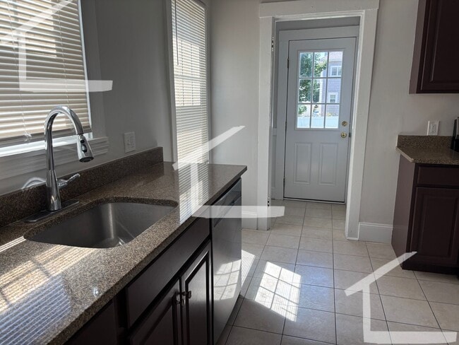 Building Photo - Huge, newly renovated 3 bed unit near Oak Square.