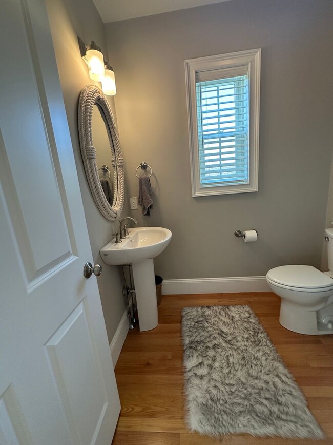 Building Photo - Spacious 3-Bedroom Townhouse in Prime Exet...