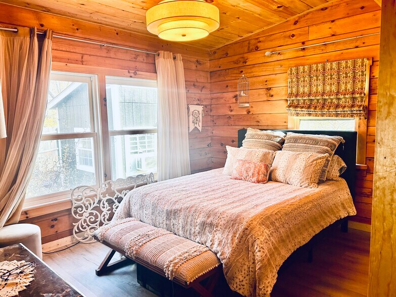 Large master bedroom - 93 Shepard Ave