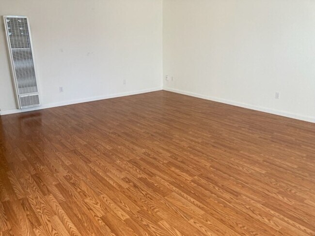 Building Photo - **Welcome Home, Available Now**