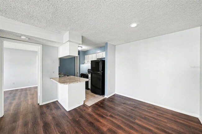 Building Photo - 550 Golden Raintree Pl