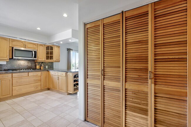 Building Photo - HOLIDAY SPECIAL***2 WEEKS FREE** 3 Bed/2 Bath Oasis in Royal Woods - Available Now